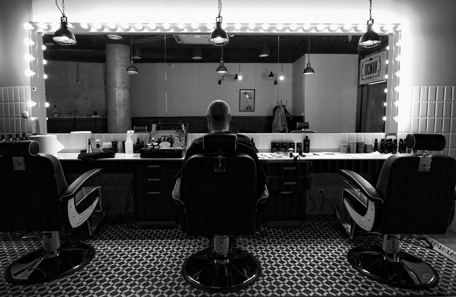 Barber Hamski przy stanowisku — salon Royal Wilanów